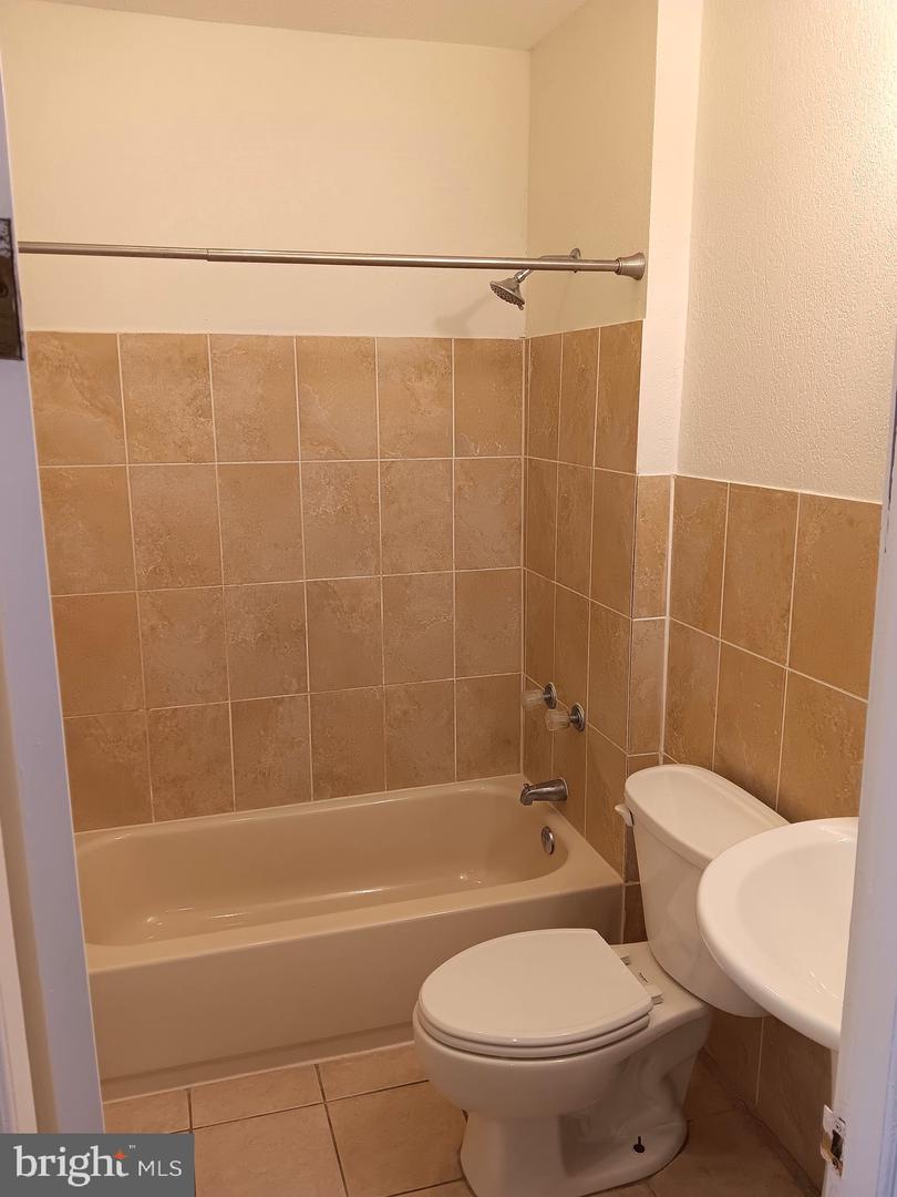 1238 N Alden St Property Photo 9