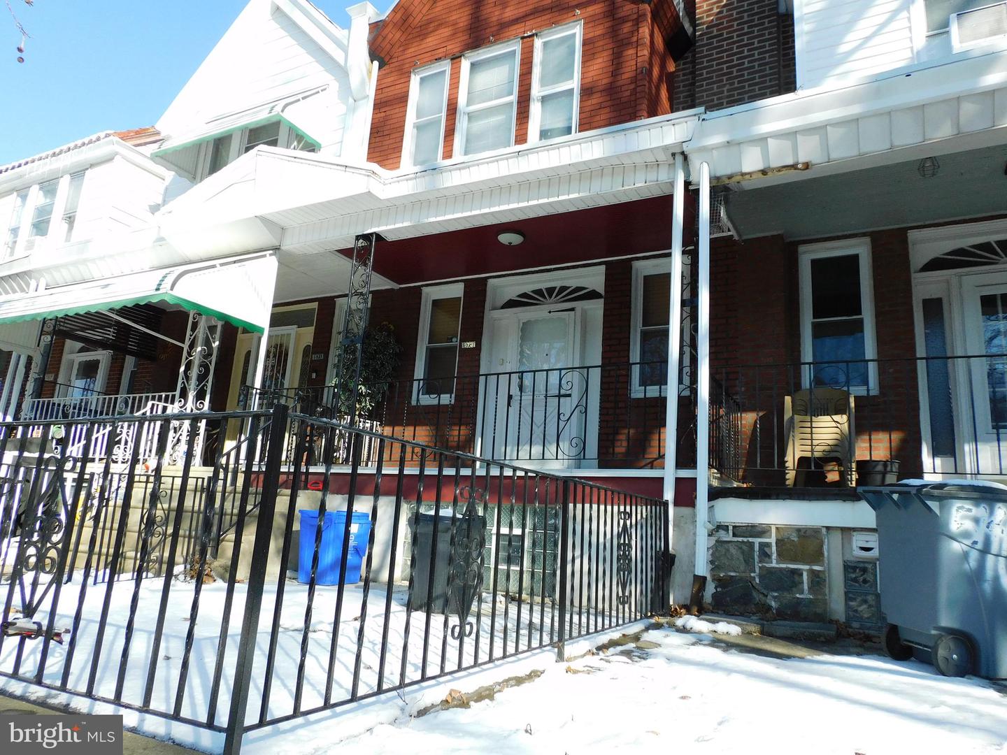 573 E Carver St Property Photo 2