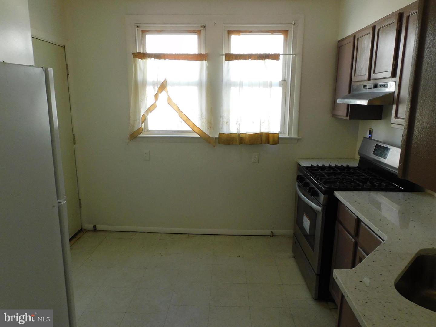 573 E Carver St Property Photo 9