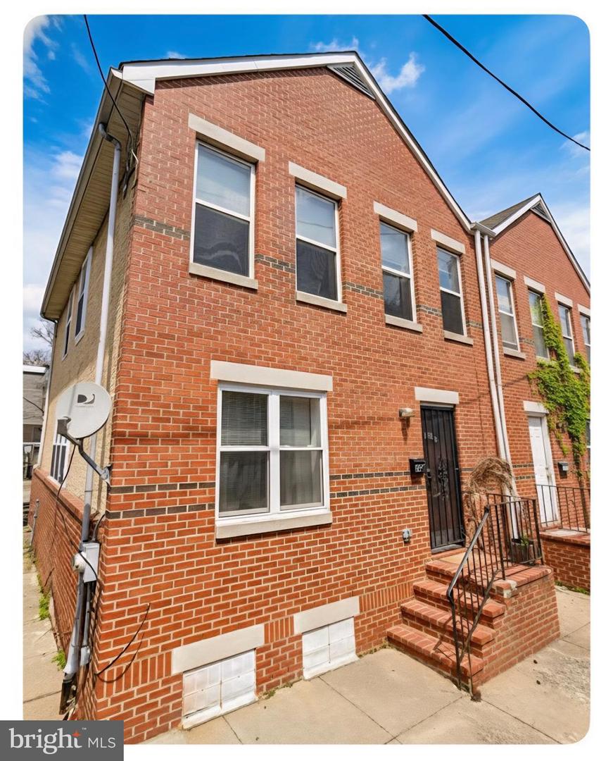 1915 Morse St Property Photo 1