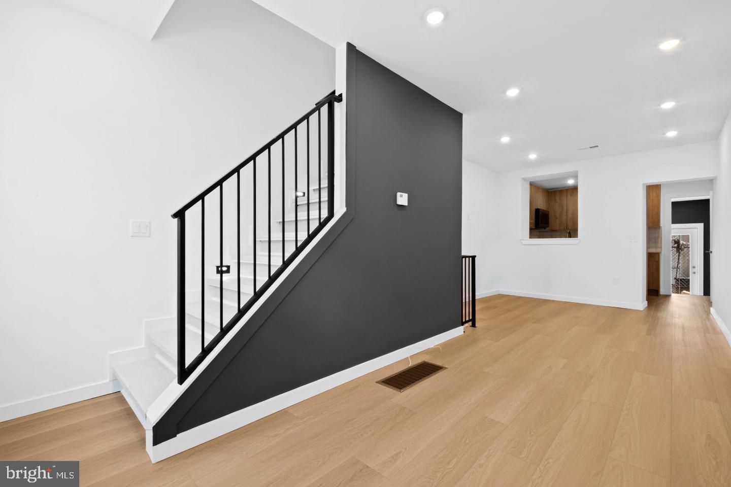 2215 N Mutter St Property Photo 6