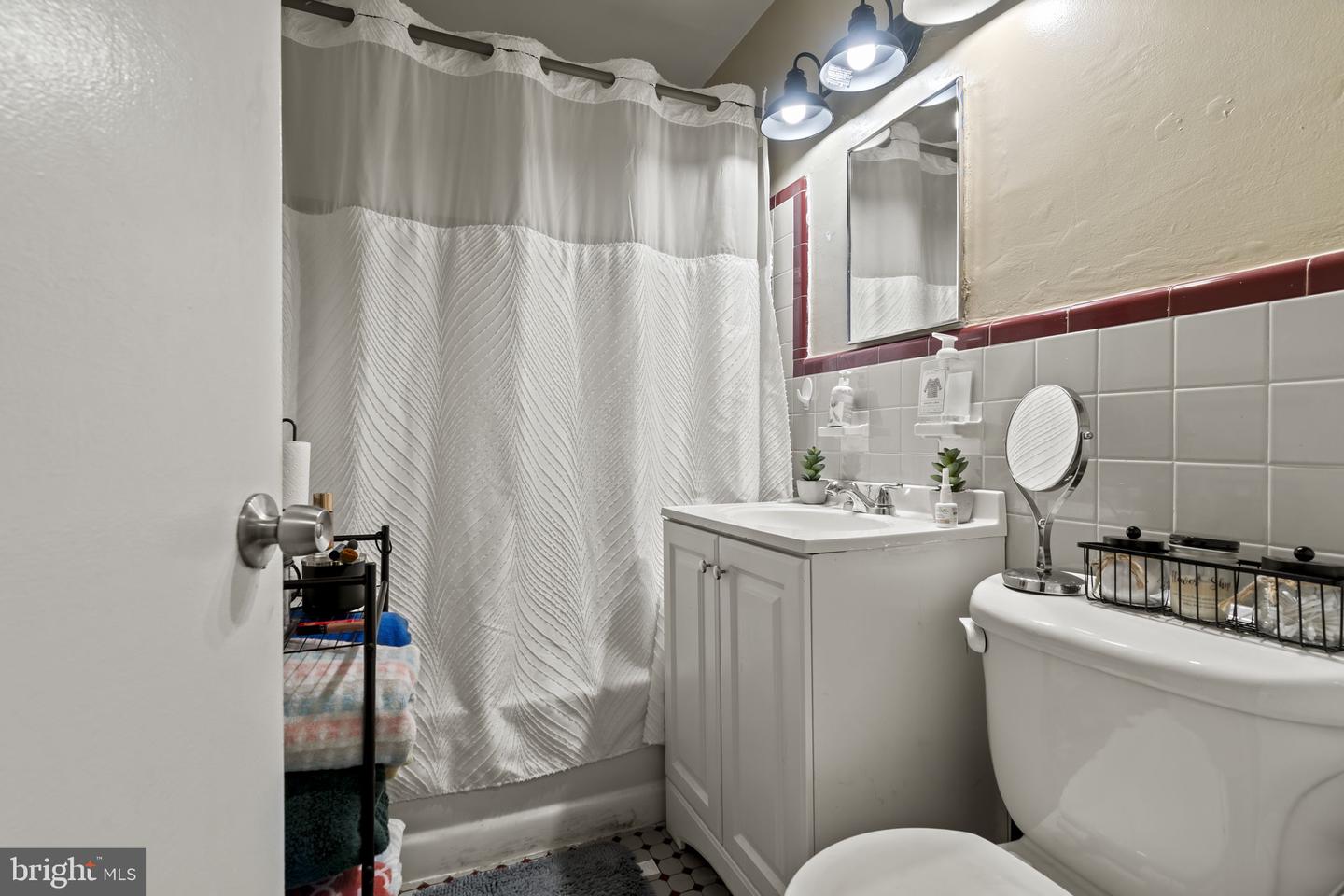 6014 Oakland St Property Photo 4