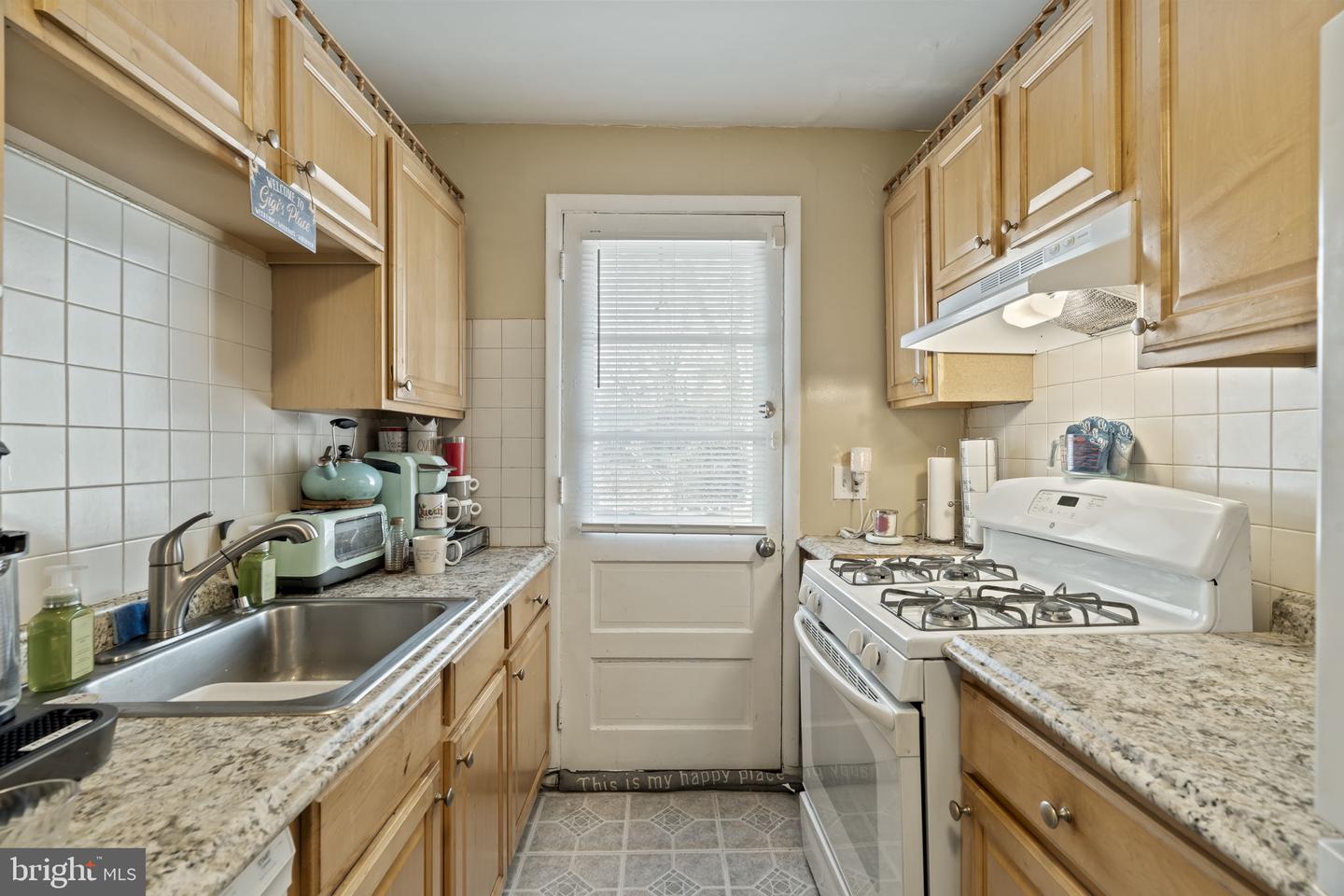 6014 Oakland St Property Photo 7
