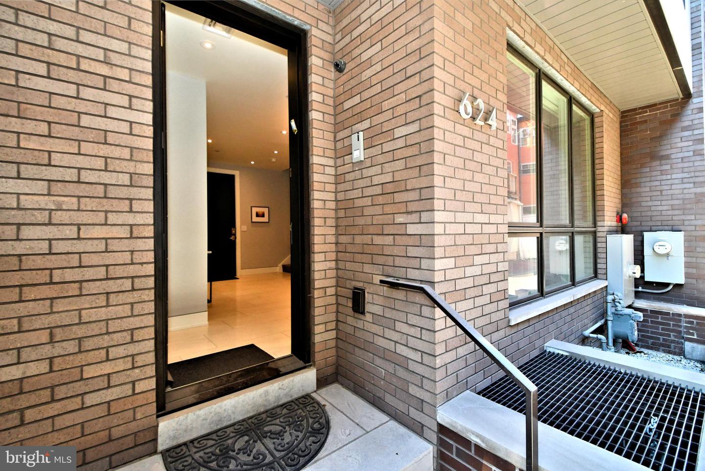 624 N Bodine St Property Photo 4