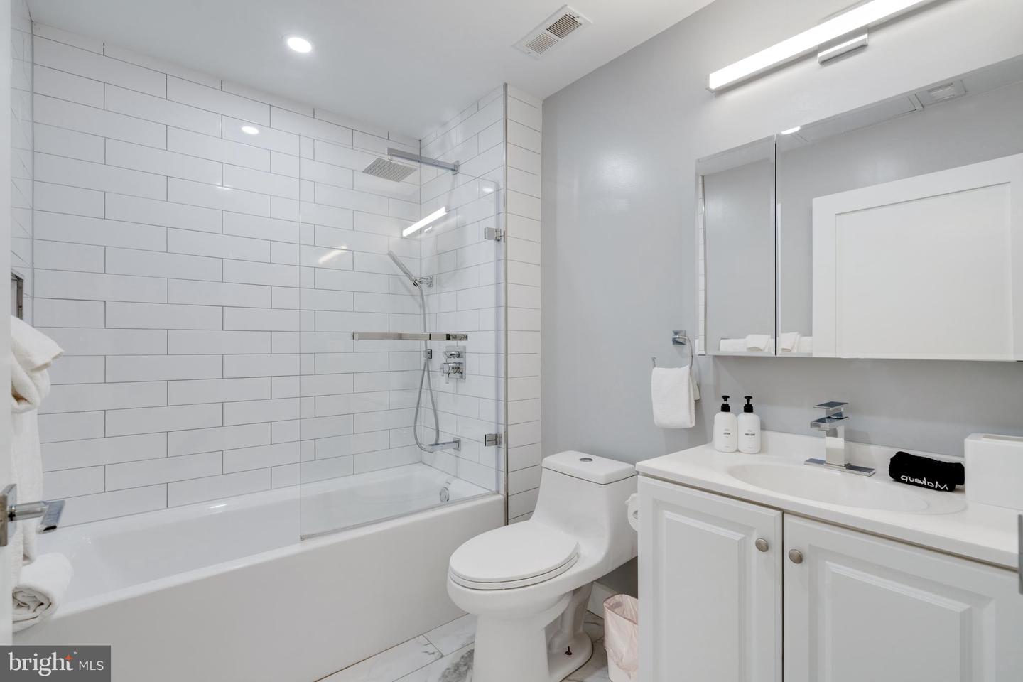 150 S Independence Mall W #1013 Property Photo 16