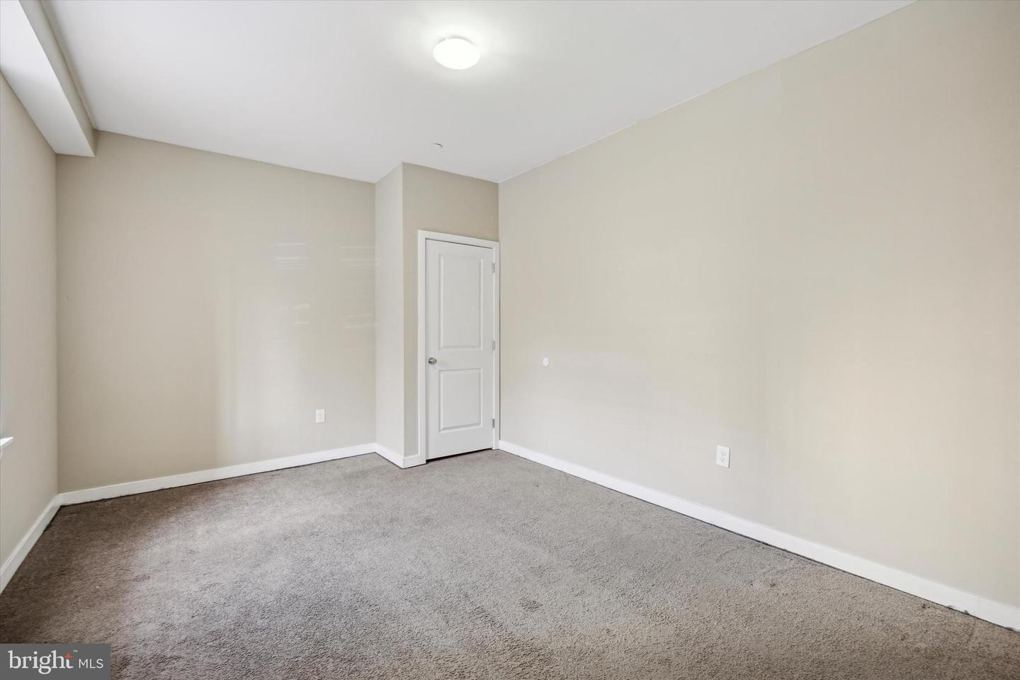 2439 N College Ave Property Photo 4