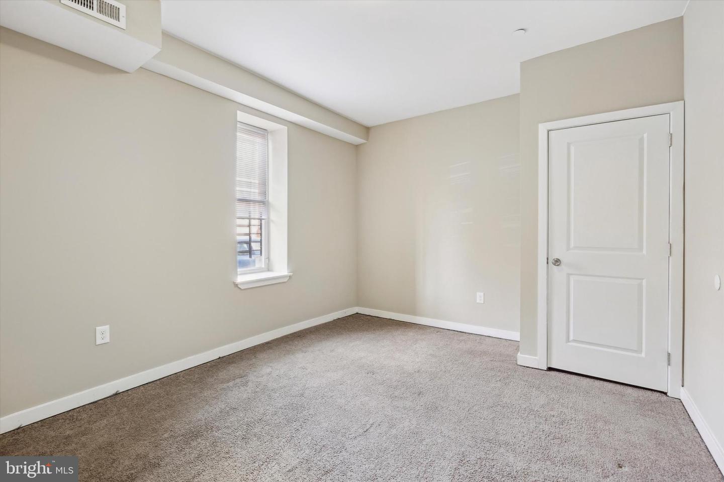 2439 N College Ave Property Photo 5