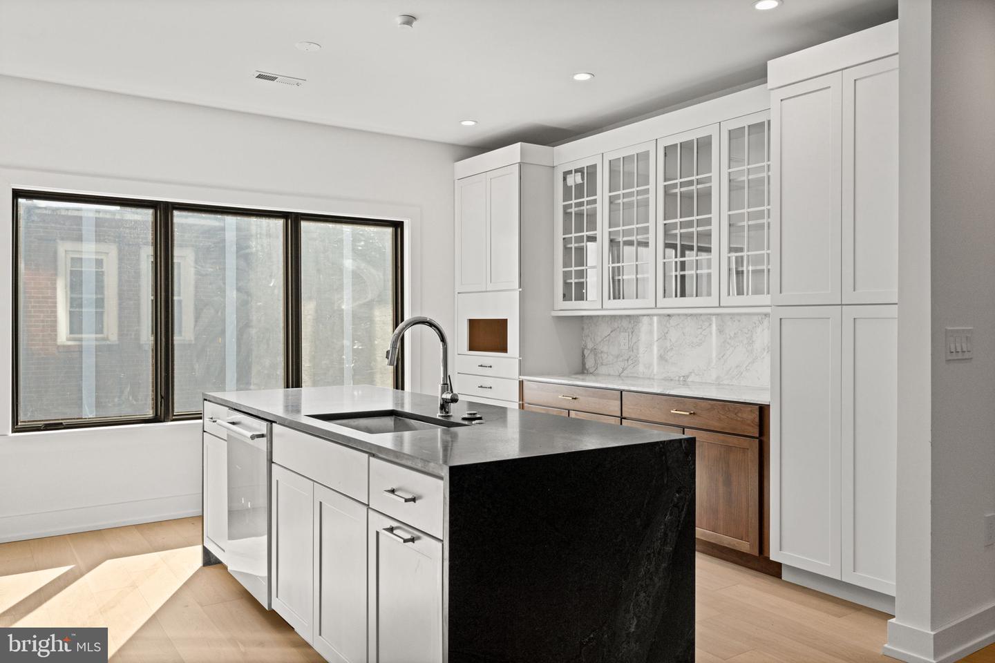 706 Latona St #i Property Photo 4