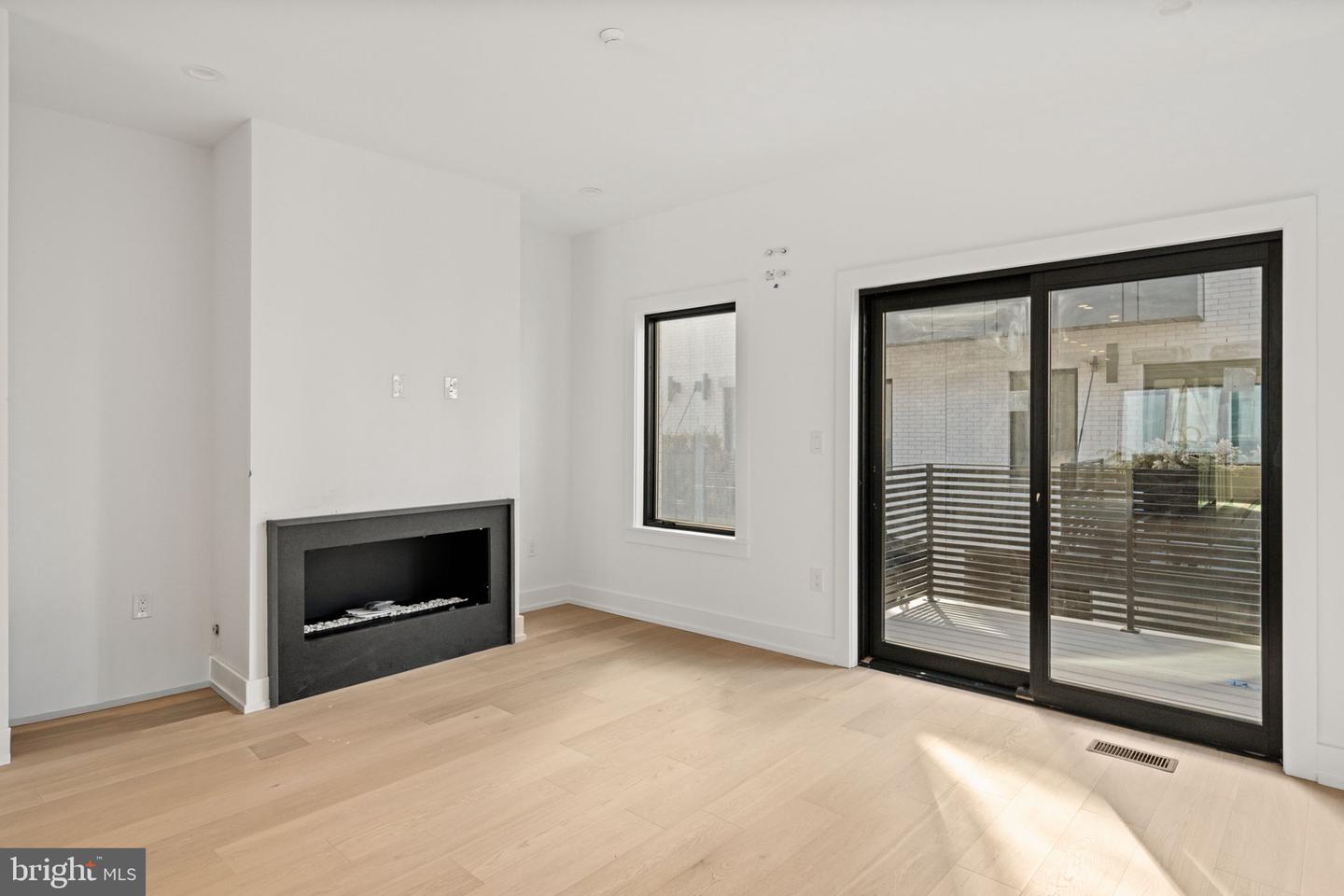 706 Latona St #i Property Photo 6