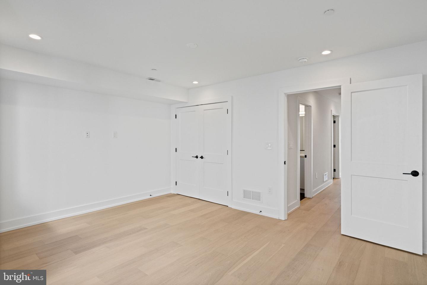 706 Latona St #i Property Photo 18