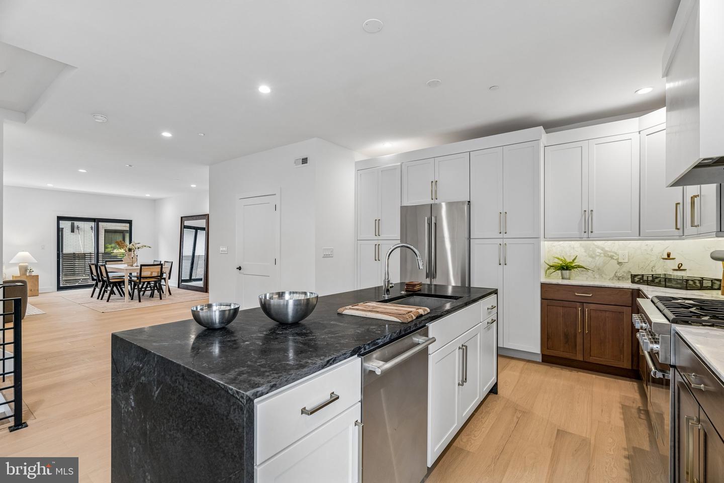706 Latona St #g Property Photo 8