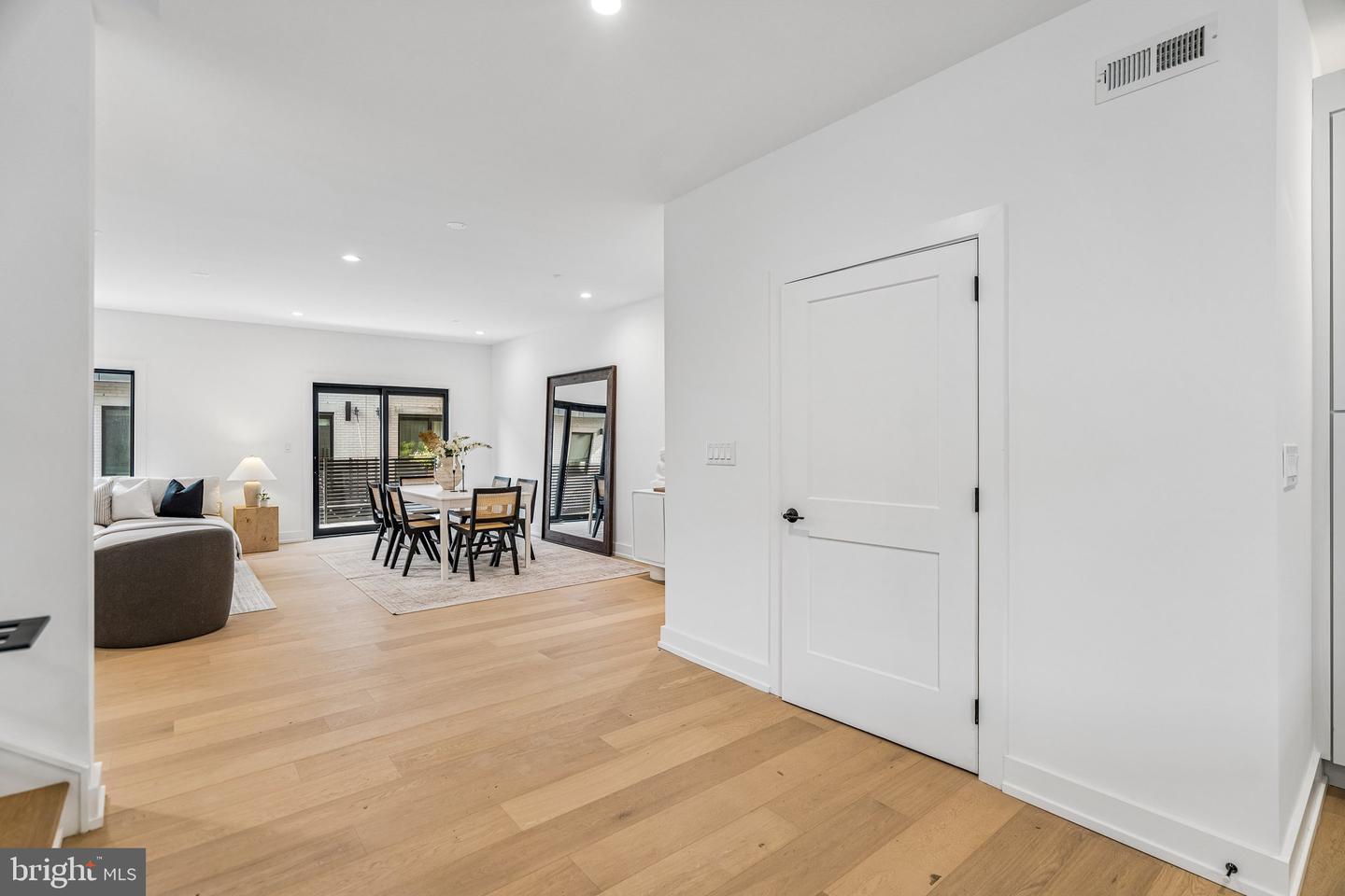 706 Latona St #g Property Photo 10