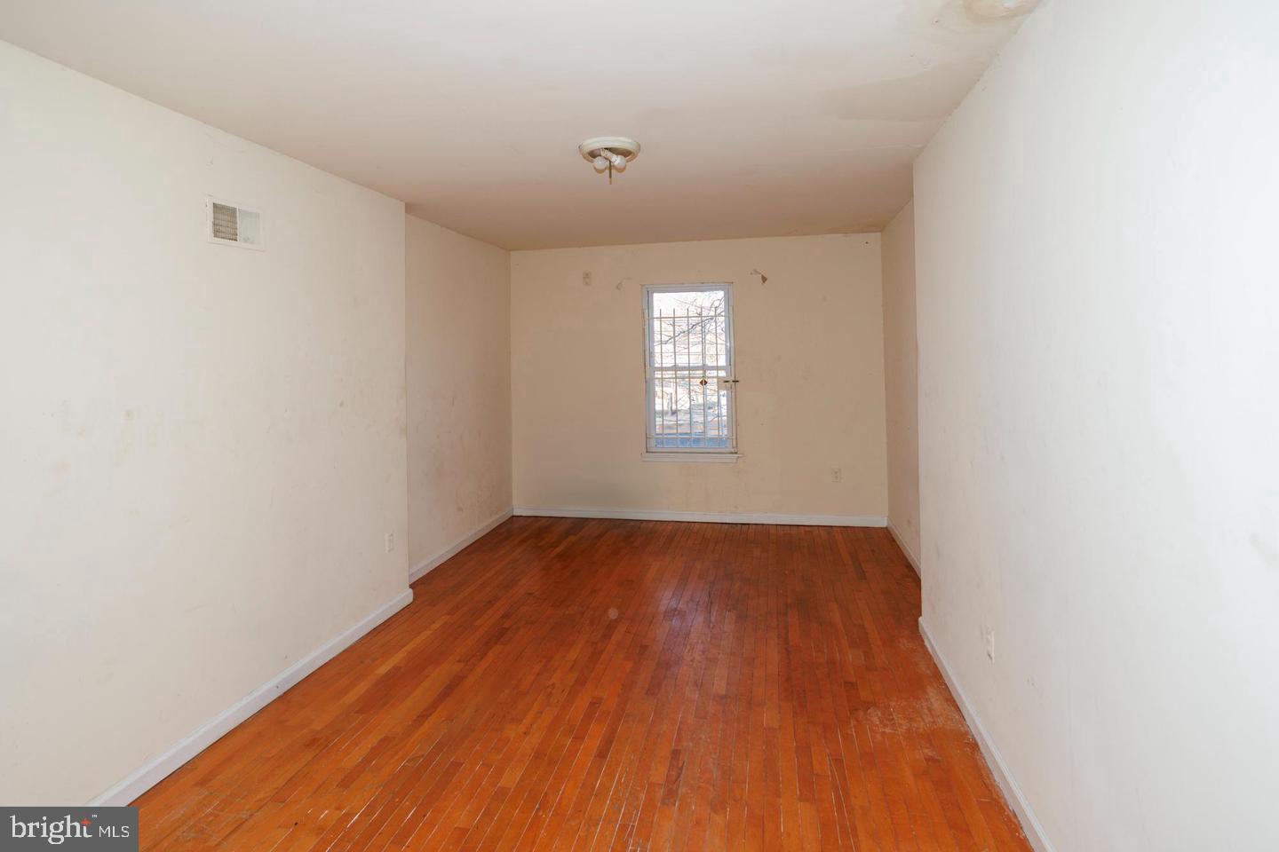 1633 W Susquehanna Ave Property Photo 2