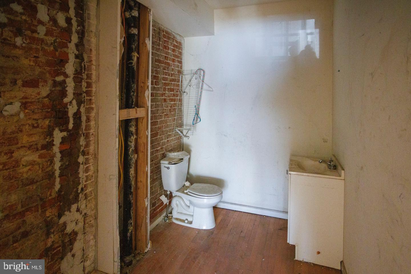 1631 W Susquehanna Ave Property Photo 4