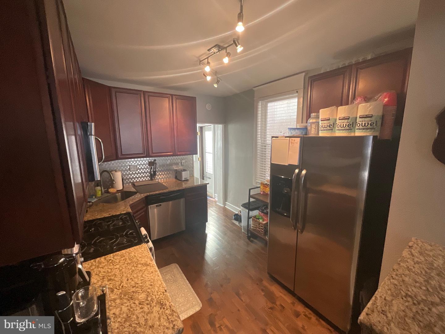 2938 E Thompson St Property Photo 8