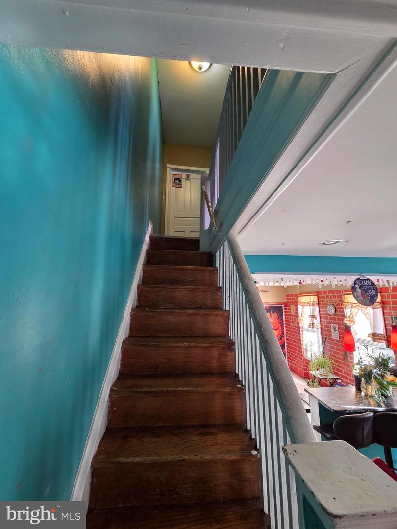 2069 Margaret St Property Photo 3