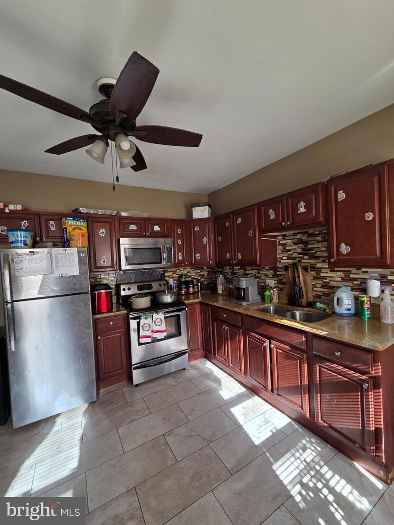2069 Margaret St Property Photo 4