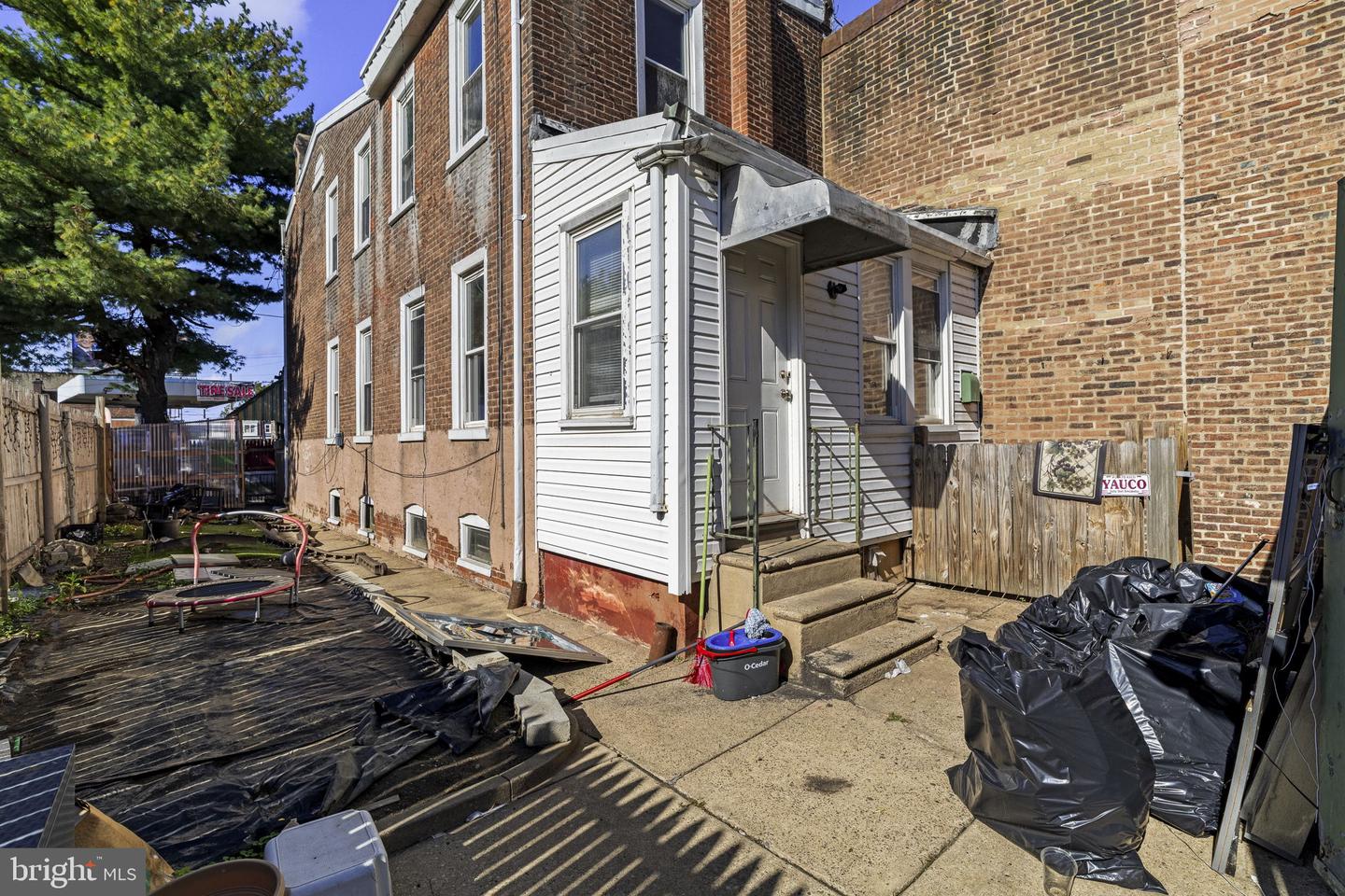 2069 Margaret St Property Photo 27