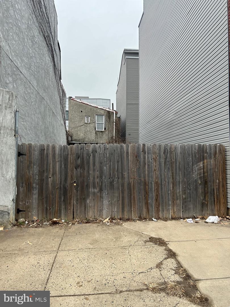 2430 N Mascher St Property Photo 4