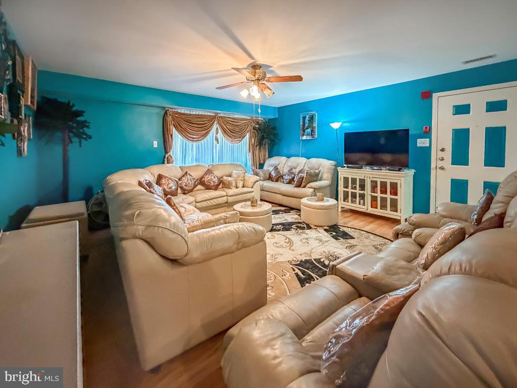 72203-00 Delaire Landing Rd #203 Property Photo 6