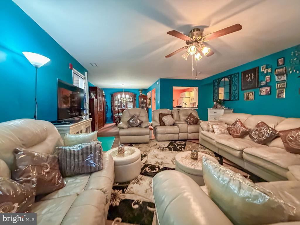 72203-00 Delaire Landing Rd #203 Property Photo 8
