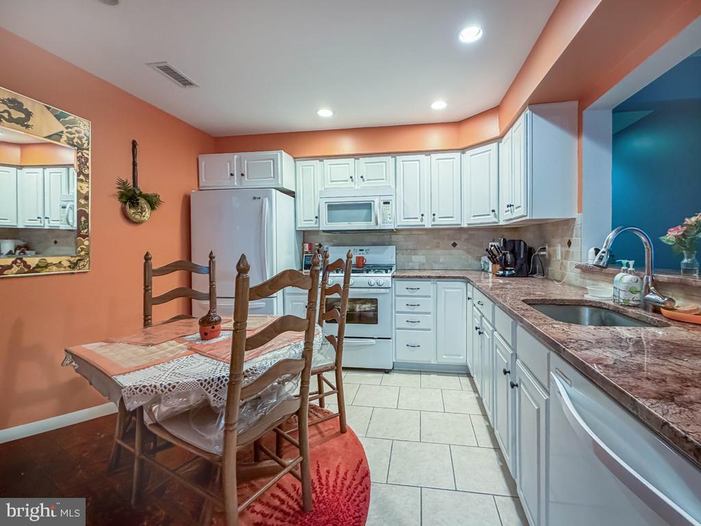 72203-00 Delaire Landing Rd #203 Property Photo 12