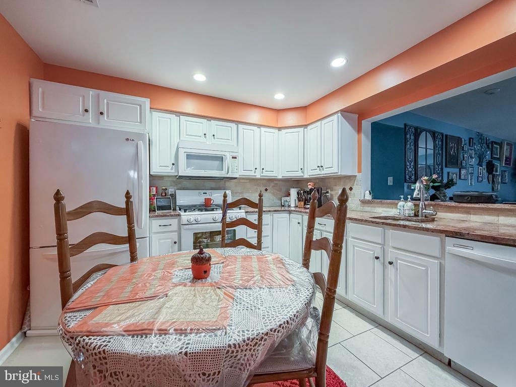 72203-00 Delaire Landing Rd #203 Property Photo 13