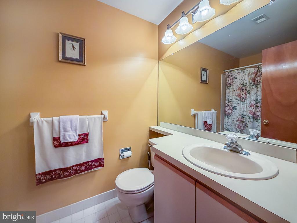 72203-00 Delaire Landing Rd #203 Property Photo 20