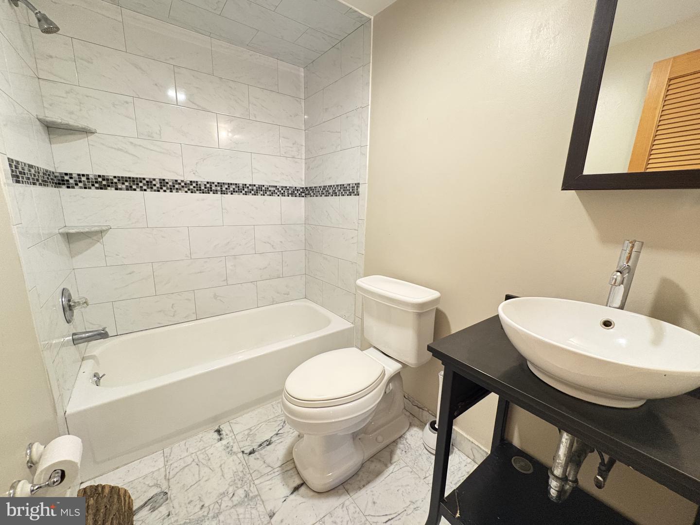217 Church St #2r Property Photo 6