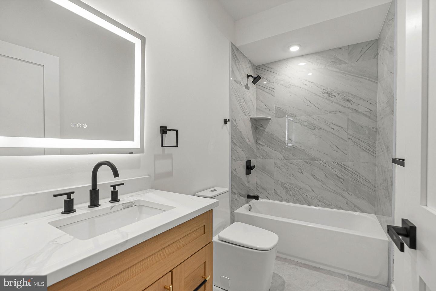 2429 Hartranft St Property Photo 9