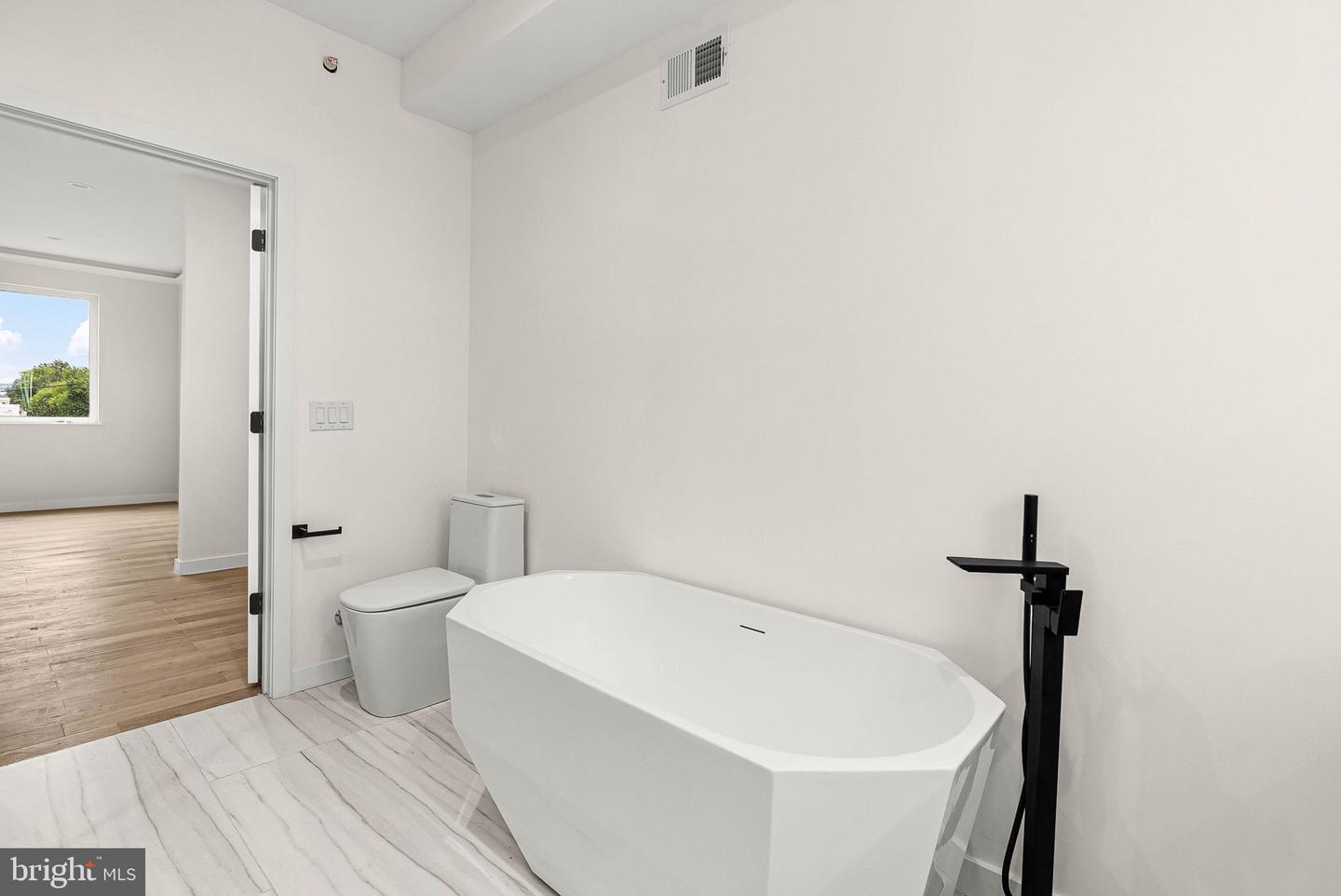 2429 Hartranft St Property Photo 14