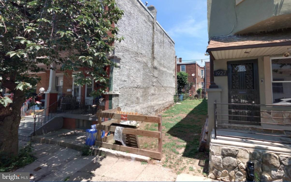 1926 S Alden St Property Photo 1
