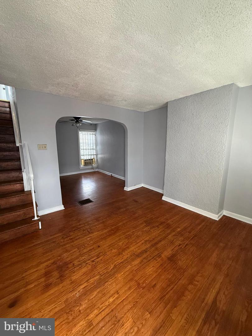 5753 N Beechwood St Property Photo 3
