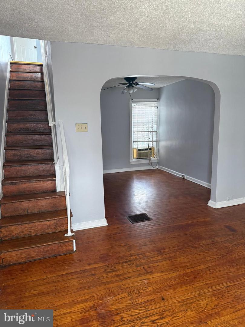 5753 N Beechwood St Property Photo 4