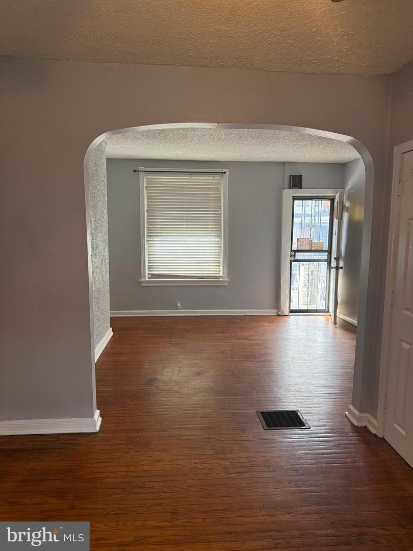 5753 N Beechwood St Property Photo 5