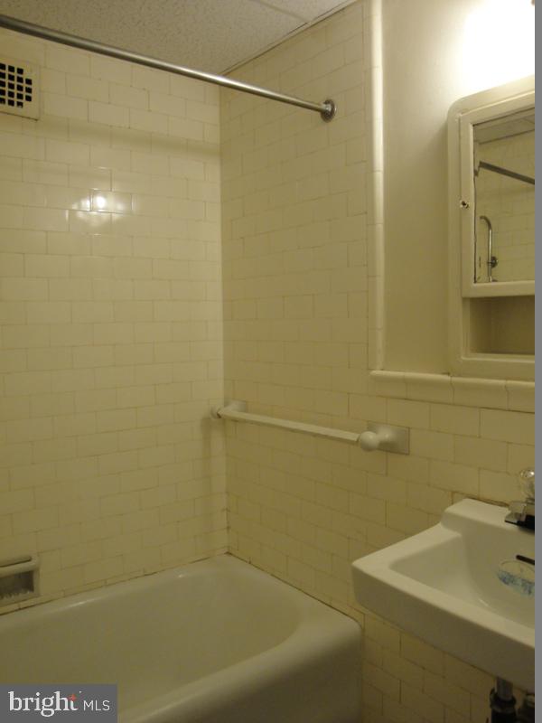 1324 Locust St #809 Property Photo 6
