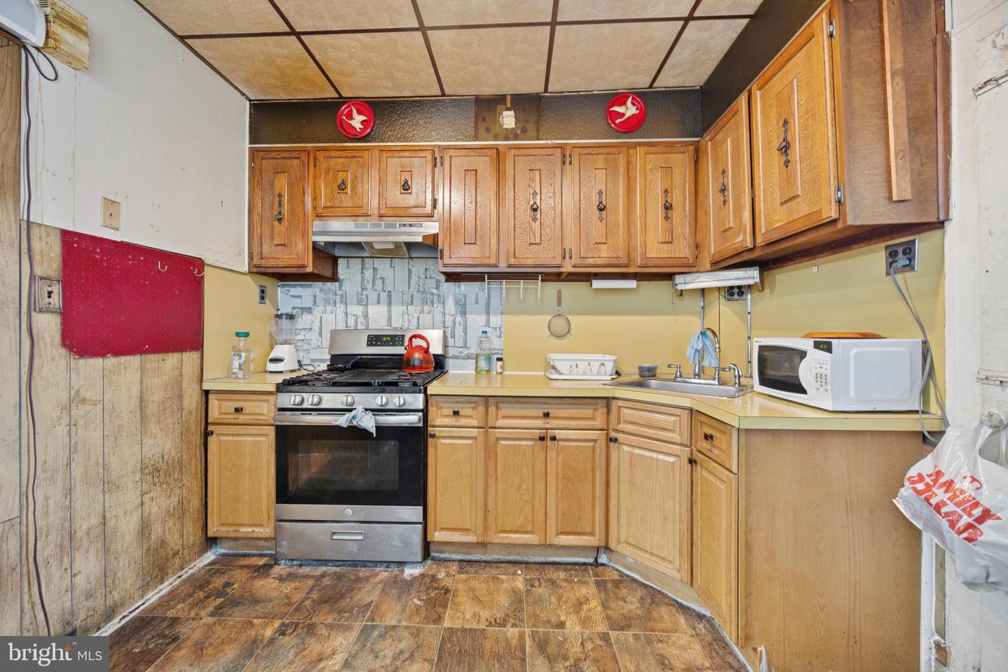 5627 Sansom St Property Photo 8
