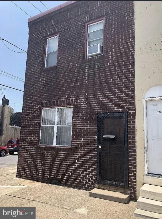 2070 E Somerset St Property Photo 1