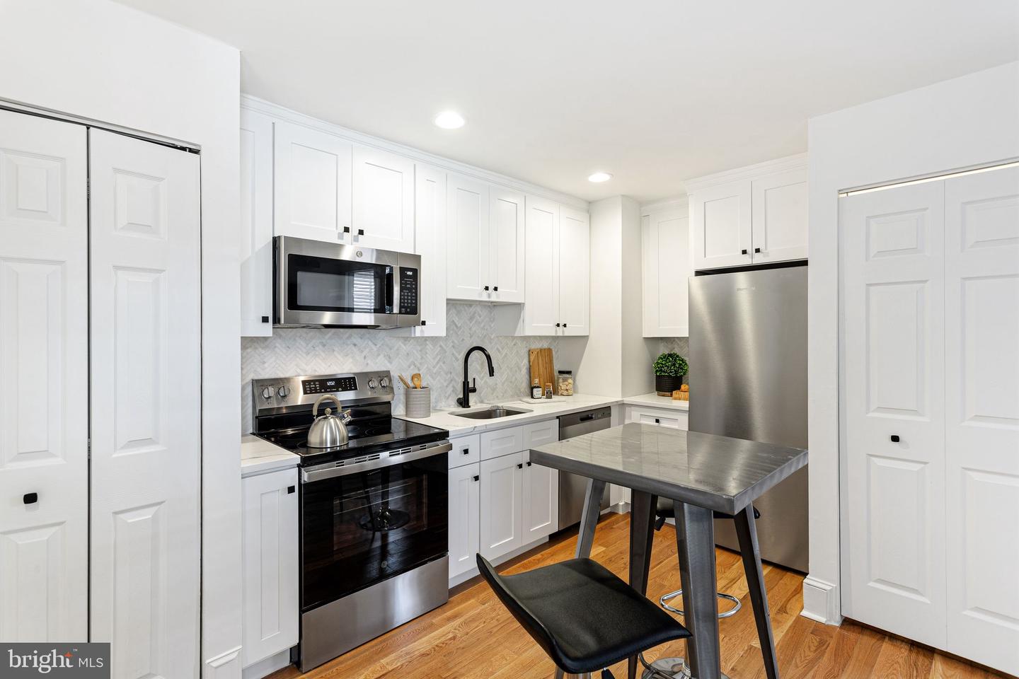306 S 10th St #c Property Photo 5