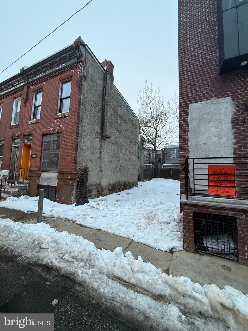 2414 S Marshall St Property Photo 3