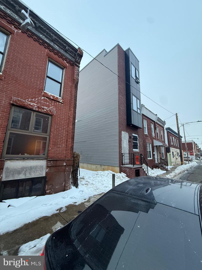 2414 S Marshall St Property Photo 6