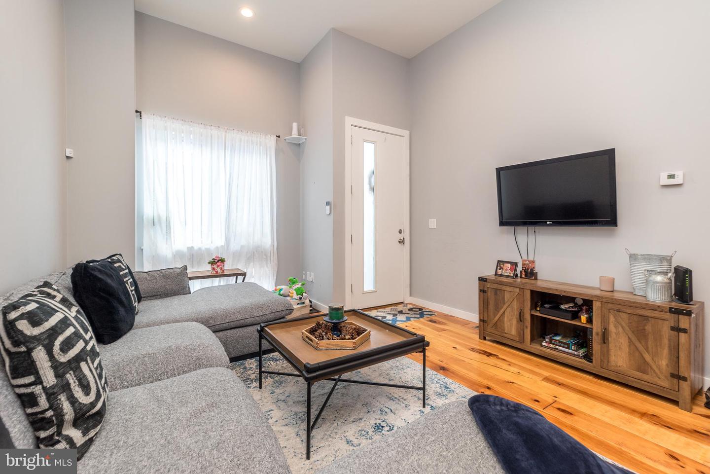 1817 Ingersoll St Property Photo 3