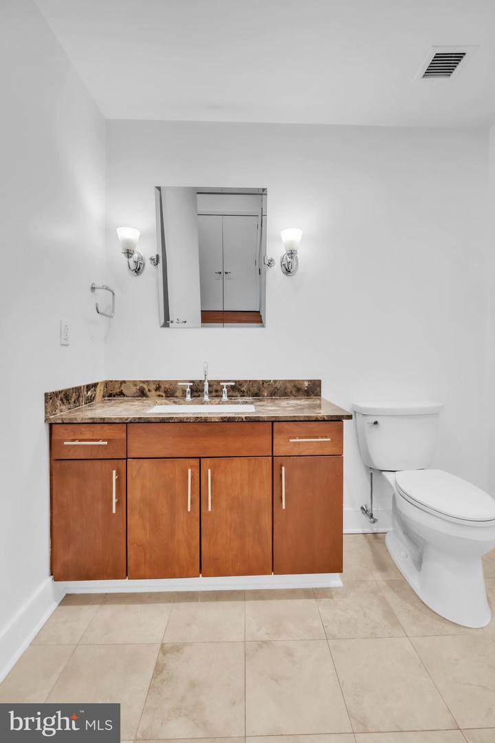 300 N 3rd St #102 Property Photo 9