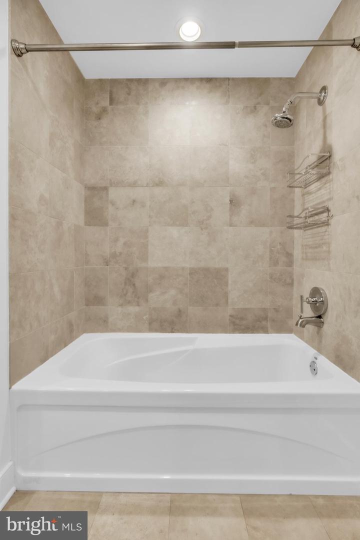 300 N 3rd St #102 Property Photo 14