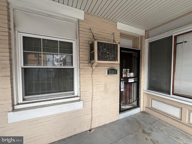 2331 W Somerset St Property Photo 6