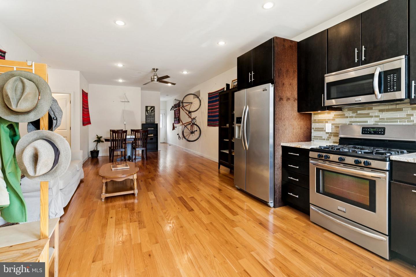 2555 Carpenter St #a Property Photo 3