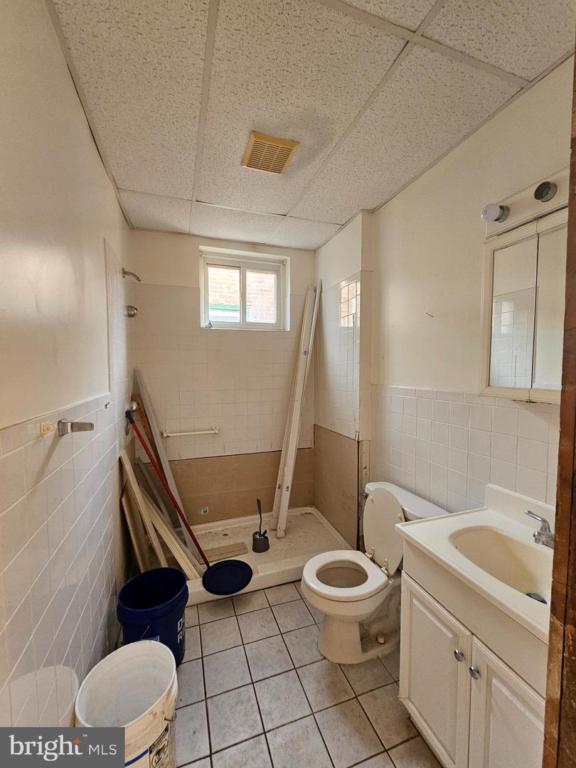 647 S 60th St Property Photo 5
