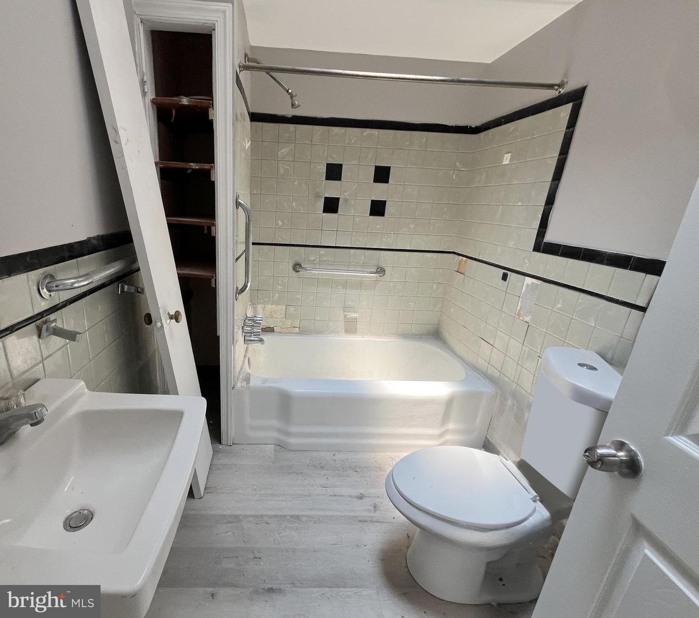 1224 N Alden St Property Photo 10