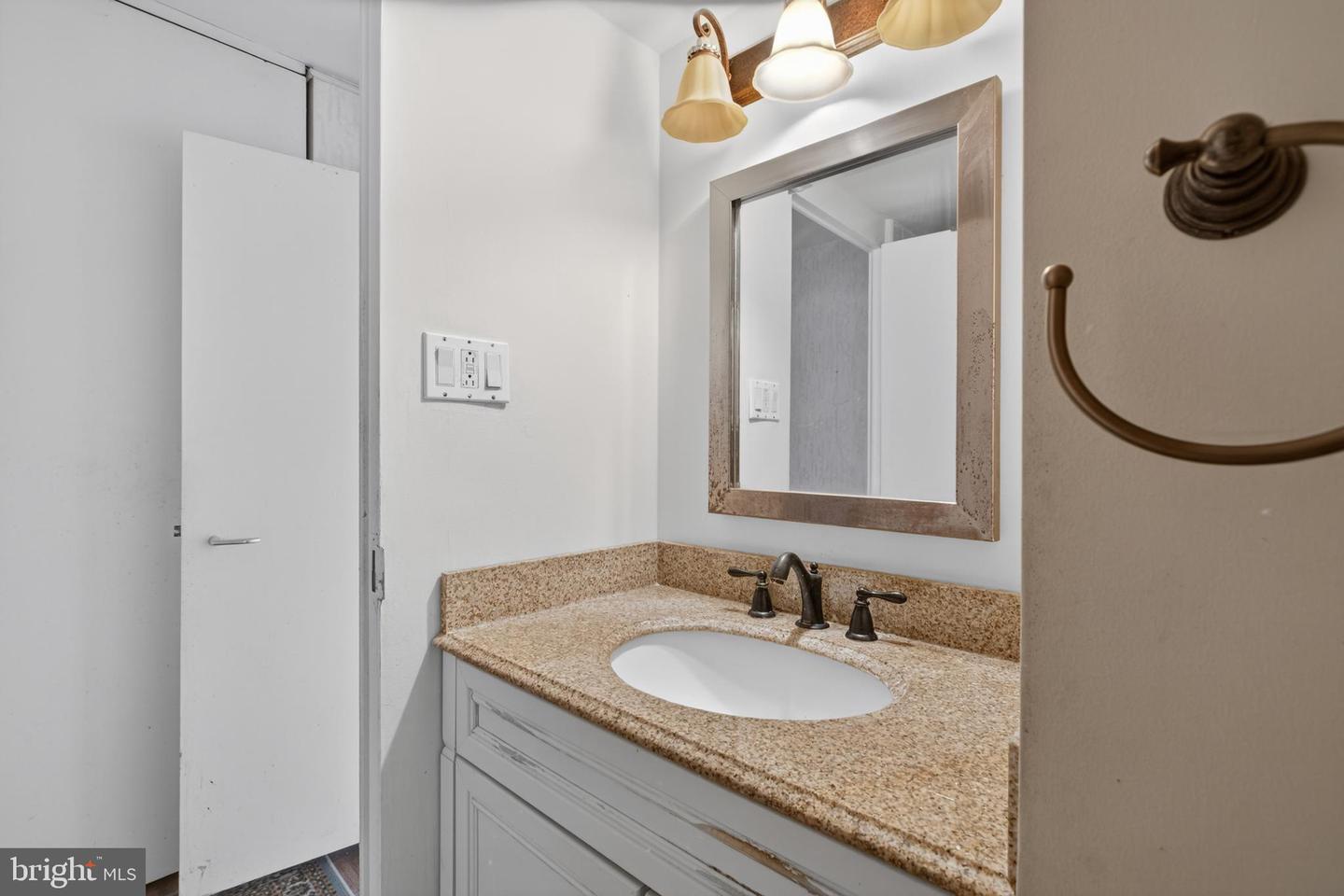 604-36 S Washington Sq #2506 Property Photo 14