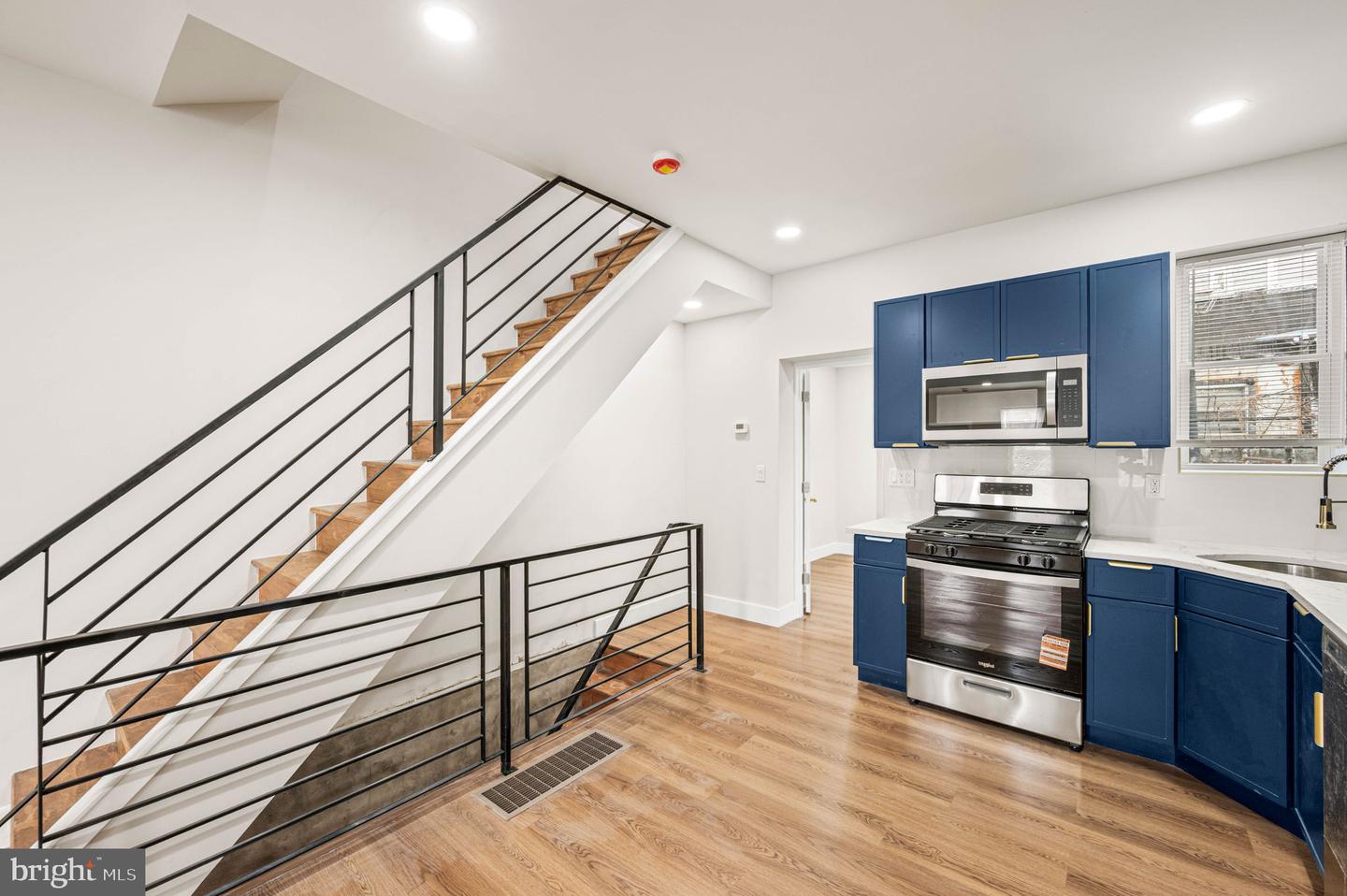 2131 E Monmouth St Property Photo 5